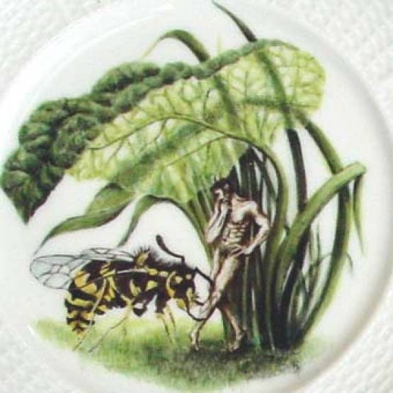 Porzellanteller | Pan mit Wespe  - Pans versunkener Garten